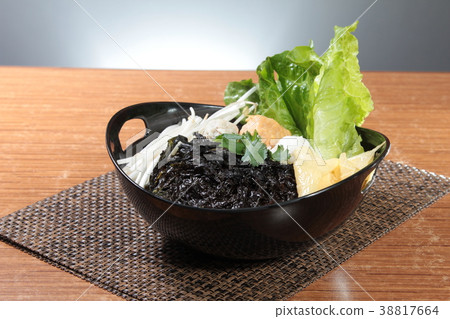 noodles with meat in soup 38817664