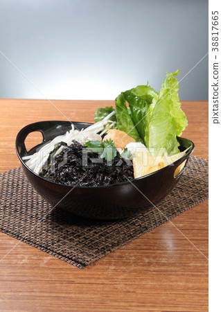 noodles with meat in soup 38817665