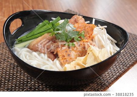 noodles with meat in soup 38818235