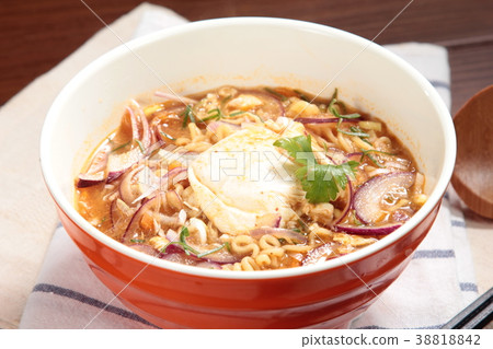 noodles with meat in soup 38818842