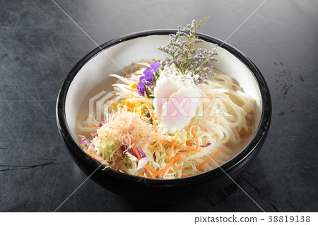 noodles with meat in soup 38819138
