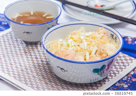 noodles with meat in soup 38819745