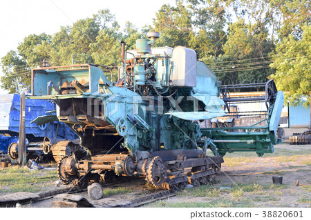 Combine harvesters. Agricultural machinery. 38820601