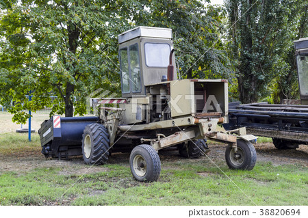 Forage harvesting means. The fork-lift truck. 38820694