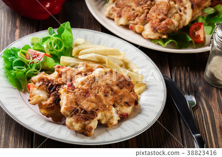 Chicken medallions with red peppers 38823416