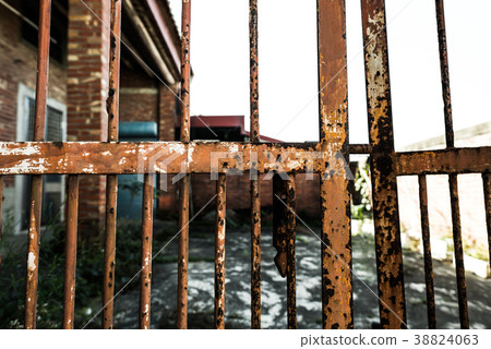 舊磚屋和鐵門 Old Brick House and Iron Gate 古いレンガの家と鉄門 崎頂 38824063