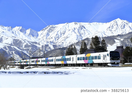 有限的快遞Azusa在Oito線上運行與雪景 38825613