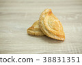 PIE ON WOOD TABLE 38831351