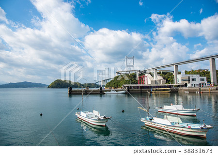從大島島的下田水港看到的倉敷海峽大橋 從大島島的下田水港看到的倉敷海峽大橋 38831673