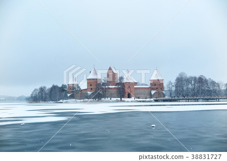 冬天立陶宛，冰凍的加爾韋湖和特拉凱城堡（立陶宛的特拉凱城堡） 38831727