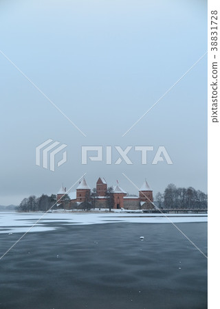 冬天立陶宛，冰凍的加爾韋湖和特拉凱城堡（立陶宛的特拉凱城堡） 38831728