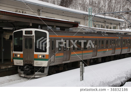 Series 211 of the Joetsu Line Takasakiguchi Series 211 of the Joetsu Line Takasakiguchi 38832186
