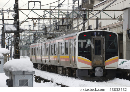 Joetsu Line E129 Series departing from Urasa Station in winter (Mizukami ⇔ Nagaoka) 38832582