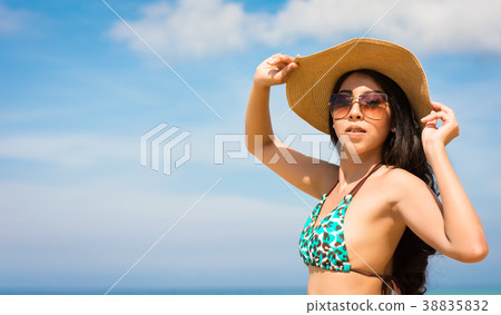 Asian woman on beach are posted to take a photo 38835832