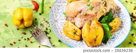 Saute with chicken and quince Saute with chicken and quince 38836236