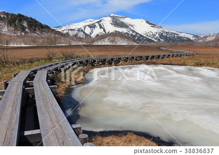 The early spring of Oze Nakadashiro's snow melting pond and the temple 38836837