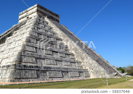 El Castillo-Chichen Itza 38837046