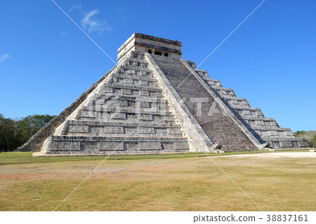 El Castillo-Chichen Itza 38837161