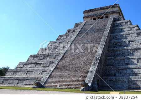 El Castillo-Chichen Itza 38837254