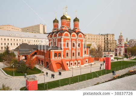 Old church in Zaryadye in Kitay-Gorod, Moscow Old church in Zaryadye in Kitay-Gorod, Moscow 38837726