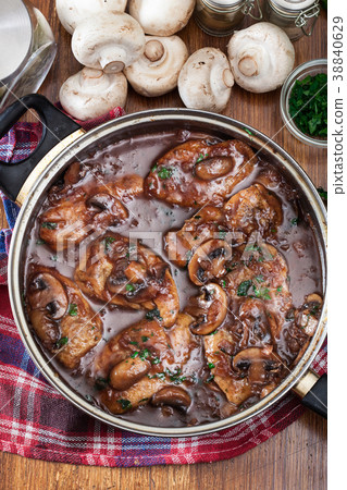 Delicious chicken marsala on frying pan Delicious chicken marsala on frying pan 38840629