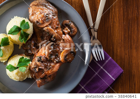 Delicious chicken marsala 38840641