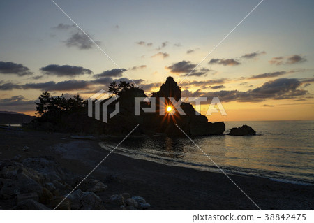 Yodogi海岸窗口岩石金剛石日落 38842475