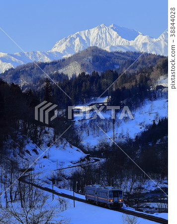 Oito line in the early morning of winter 38844028