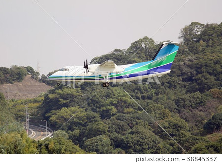 龐巴迪DHC-8客機降落與低空飛行 龐巴迪DHC-8客機降落與低空飛行 38845337
