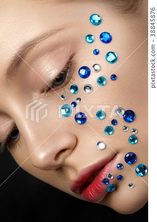 Fashion portrait of young beautiful woman Fashion portrait of young beautiful woman 38845876