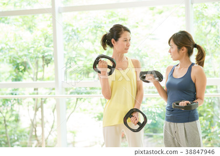 Fitness gym middle woman training image 38847946