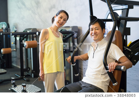 健身房肌肉訓練中間夫婦訓練圖像 38848003