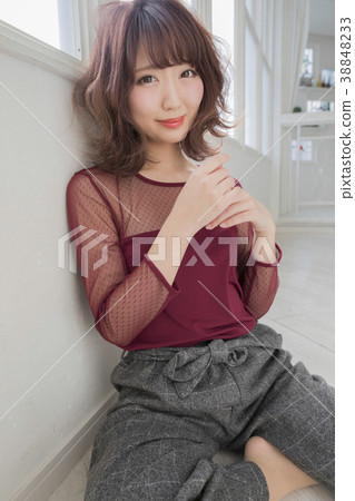 捲髮鮑勃風格的日本女性 捲髮鮑勃風格的日本女性 38848233