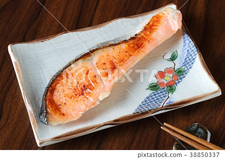 Grilled fish with salmon and pickles 38850337