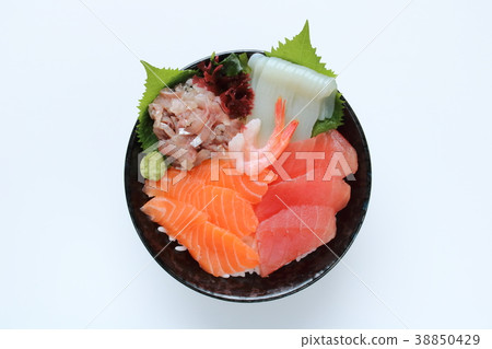 Bowl of rice topped with sashimi  38850429