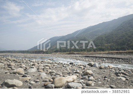 六龜荖濃溪畔十八羅漢山旁 38852981