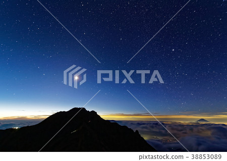 Yatsugatake山脈,黎明星空和Akagake從山。 Yatsugatake山脈,黎明星空和Akagake從山。 38853089