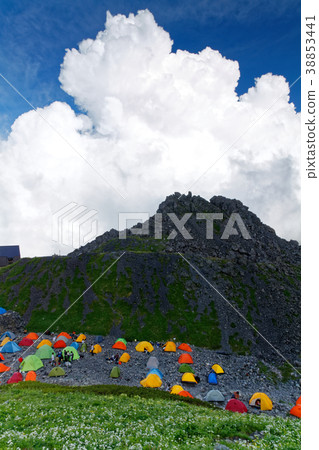 在白馬山頂上的帳篷地面和積雨雲 在白馬山頂上的帳篷地面和積雨雲 38853441