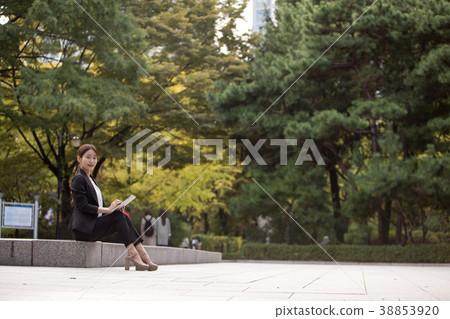 Young woman 38853920
