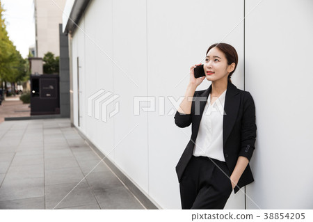 A feminine woman 38854205