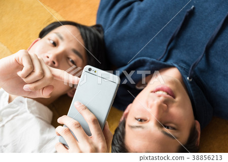 生活方式男人看著智能 生活方式男人看著智能 38856213