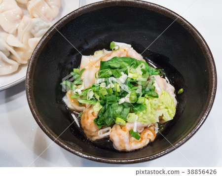 Shrimp wontons (鮮蝦雲呑) from Taipei, Taiwan: Dim sum featuring plump, juicy shrimp. 38856426