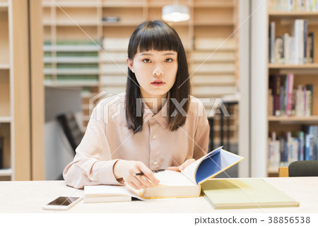 在圖書館學習的女大學生 在圖書館學習的女大學生 38856538