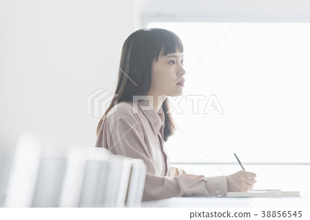學習在教室裡的女性大學生 學習在教室裡的女性大學生 38856545