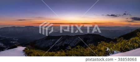 [High-resolution panorama] Mt. Hachibushi, the dawn of the summit (Kami-cho, Bikata-gun, Hyogo Prefecture) 38858068