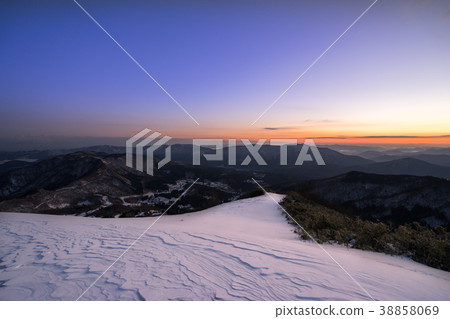 Mt. Hachibushi, the dawn of the summit (Kami-cho, Bikata-gun, Hyogo Prefecture) *There is shooting position information in the comment section of the work 38858069