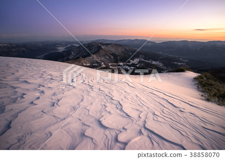 Mt. Hachibushi, the dawn of the summit (Kami-cho, Bikata-gun, Hyogo Prefecture) *There is shooting position information in the comment section of the work 38858070