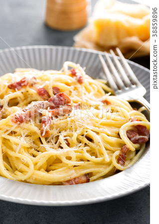 Carbonara pasta, spaghetti with pancetta 38859896