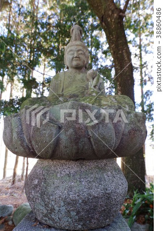 信州的文化遺產,著名工匠Shizuku Moriya的石像佛像在福岡東的Seikaseon溫泉(福岡東,駒根市,長野縣) 信州的文化遺產,著名工匠Shizuku Moriya的石像佛像在福岡東的Seikaseon溫泉(福岡東,駒根市,長野縣) 38860486