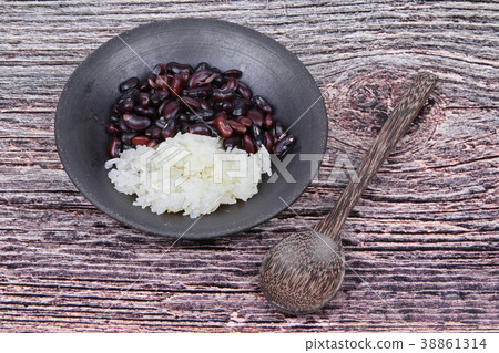 Black bean and sticky rice in sweet coconut cream  38861314